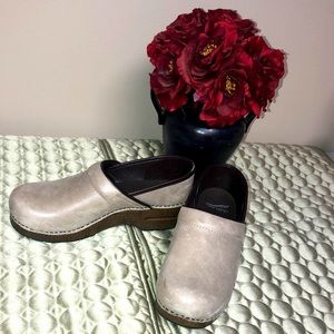 DANSKO SIZE 39/8 NURSE SHOES TAN